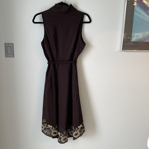 Le Chateau ladies sleeveless dress. Detailed embroidery embellishment, medium - Picture 4 of 8